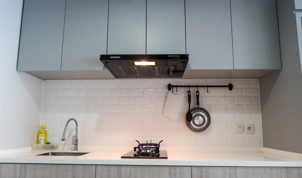 Room | Private kitchenette | Fridge, stovetop, cookware/dishes/utensils