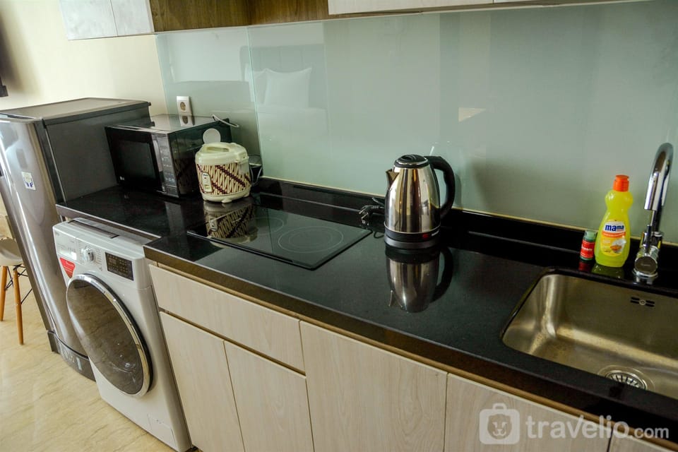 Room | Private kitchenette | Fridge, stovetop, cookware/dishes/utensils