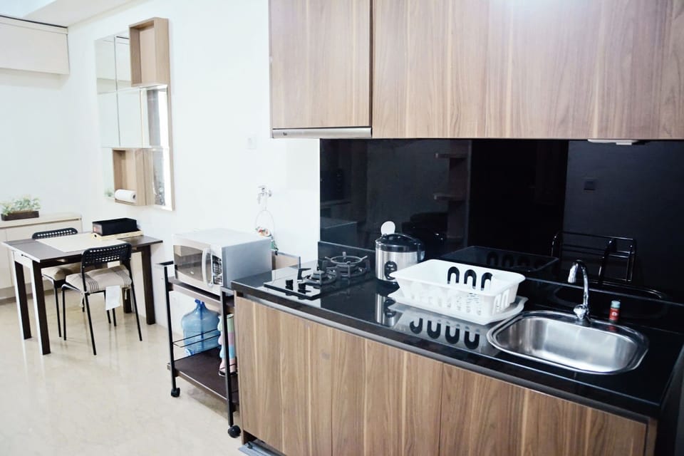 Room | Private kitchenette | Fridge, stovetop, cookware/dishes/utensils