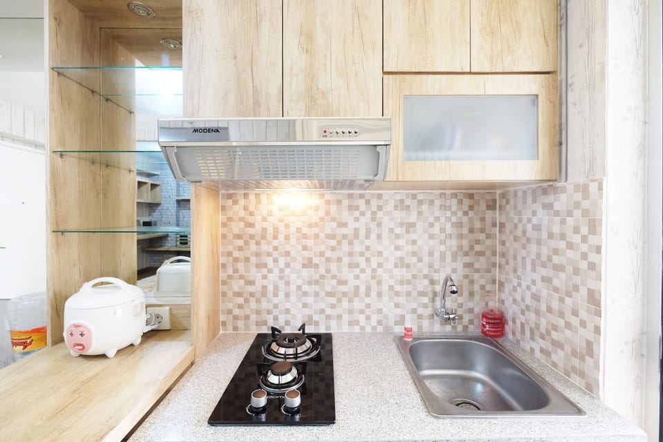 Room | Private kitchenette | Fridge, stovetop, cookware/dishes/utensils