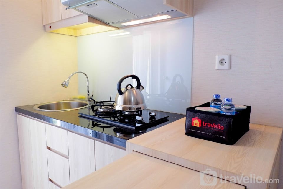 Room | Private kitchenette | Fridge, stovetop, cookware/dishes/utensils