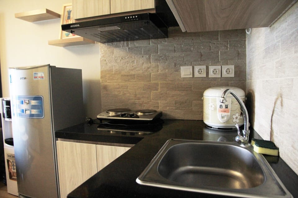 Room | Private kitchenette | Fridge, microwave, stovetop, electric kettle