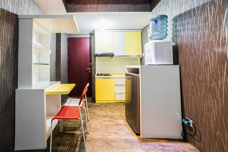 Room | Private kitchenette | Fridge, stovetop, cookware/dishes/utensils