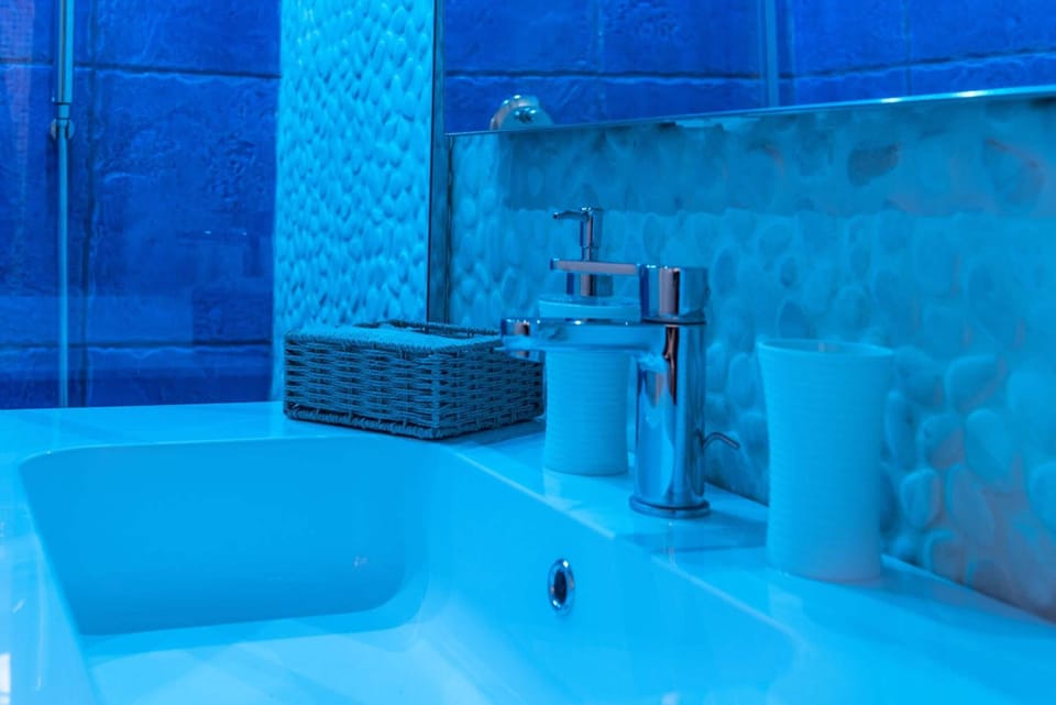 Superior Double Room, 1 Queen Bed, Ground Floor | Bathroom | Shower, slippers, bidet, towels