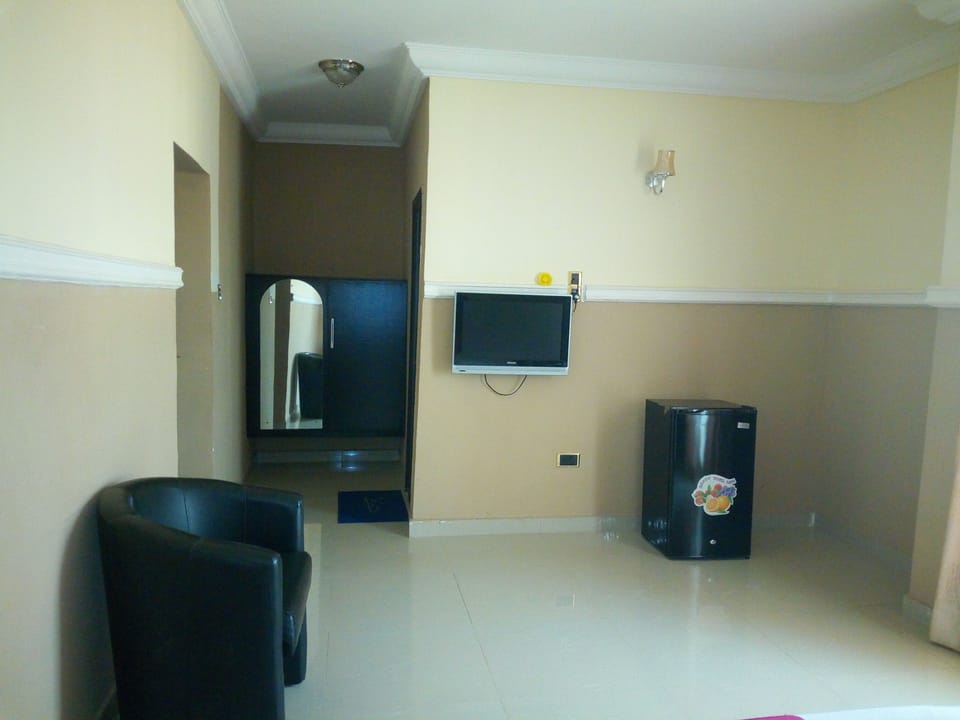 Superior Room | Minibar, desk, bed sheets