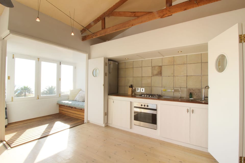 Comfort Apartment, 1 Queen Bed, Non Smoking | Private kitchenette | Fridge, microwave, oven, stovetop