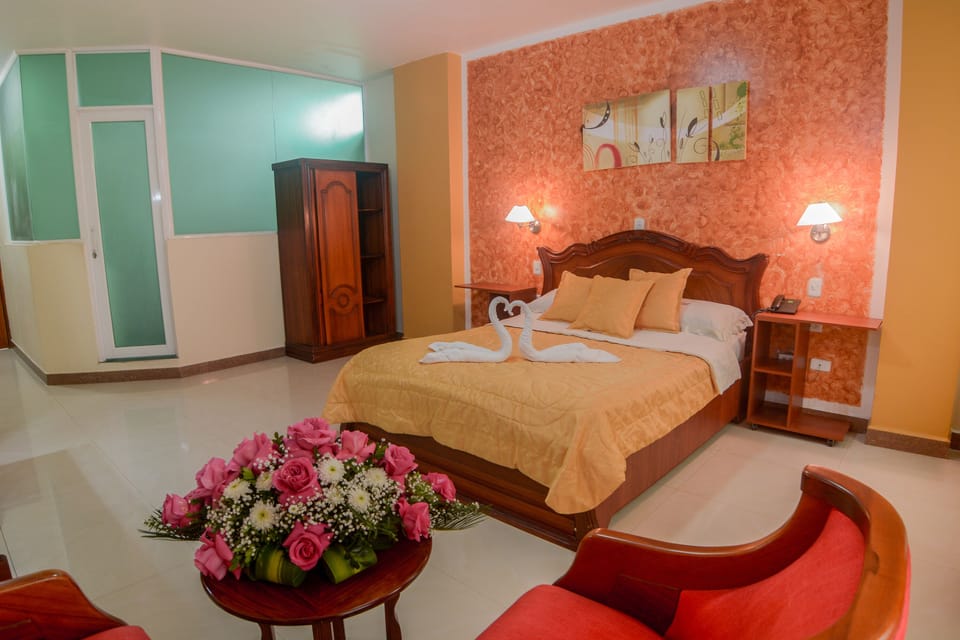 Deluxe Studio Suite, 1 King Bed, Hot Tub | Down comforters, desk, laptop workspace, blackout drapes