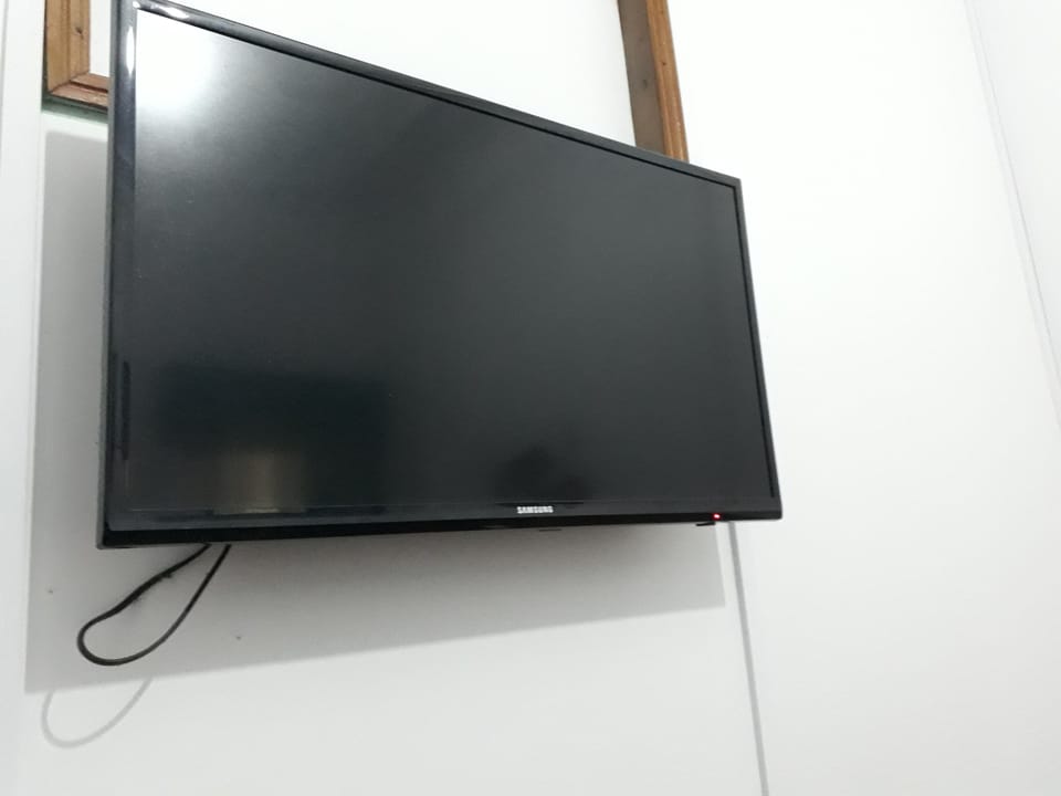 Desk, soundproofing, free WiFi