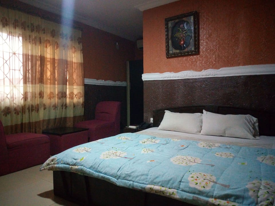 Royal Room | Desk, bed sheets