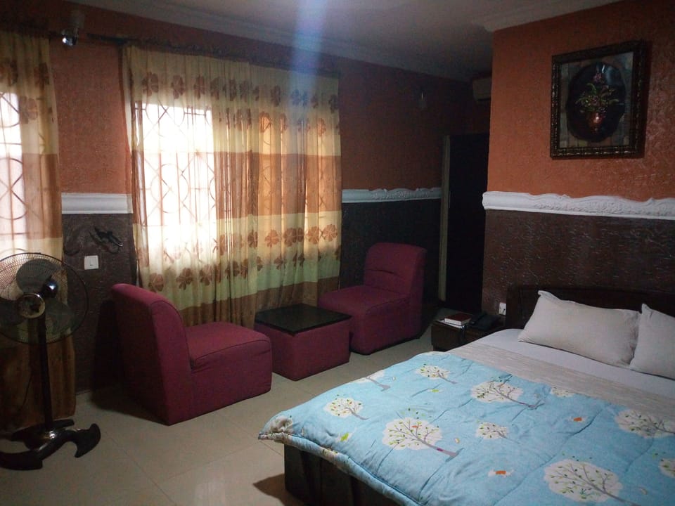 Royal Room | Desk, bed sheets