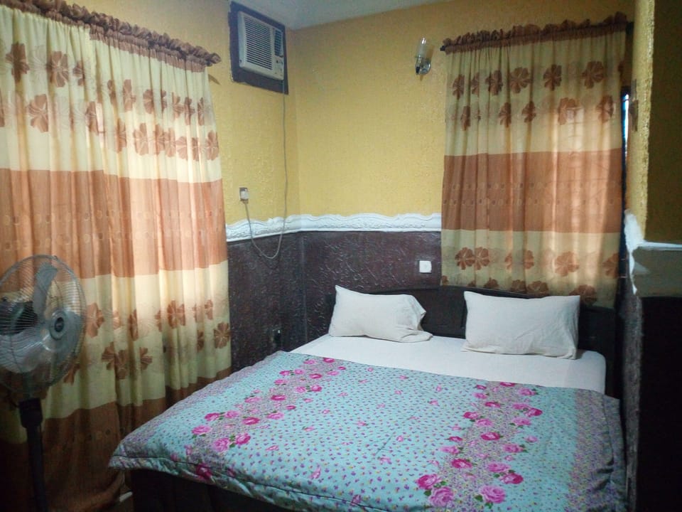 Executive Room | Desk, bed sheets