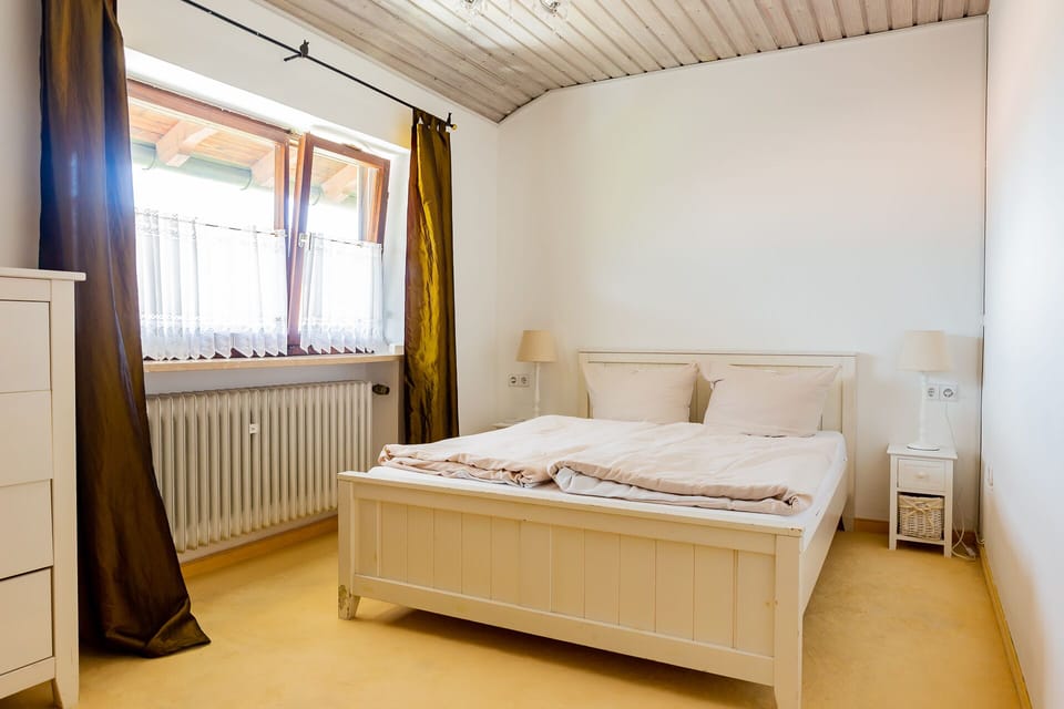 Standard Apartment, 1 King Bed, Kitchenette | Hypo-allergenic bedding, desk, blackout drapes, free WiFi