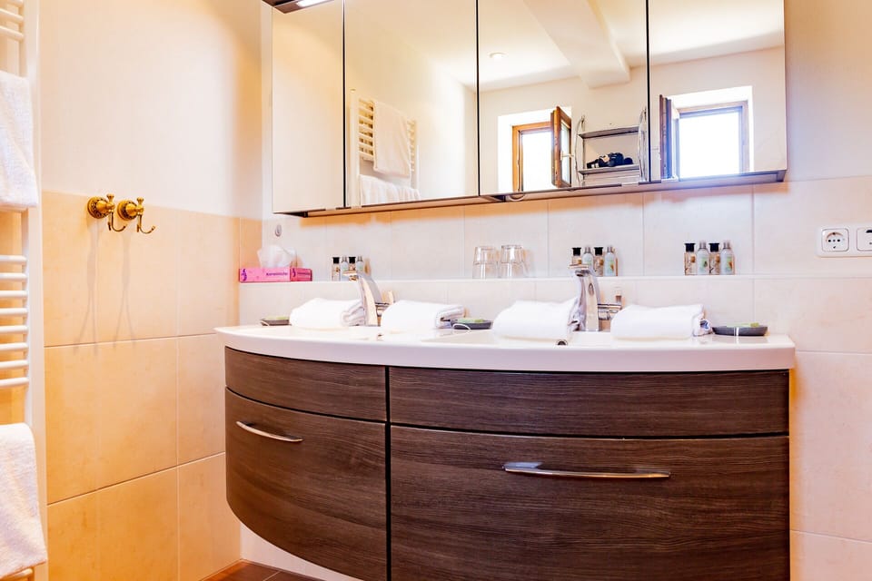 Standard Apartment, 1 King Bed, Kitchenette | Bathroom | Free toiletries, heated floors, towels