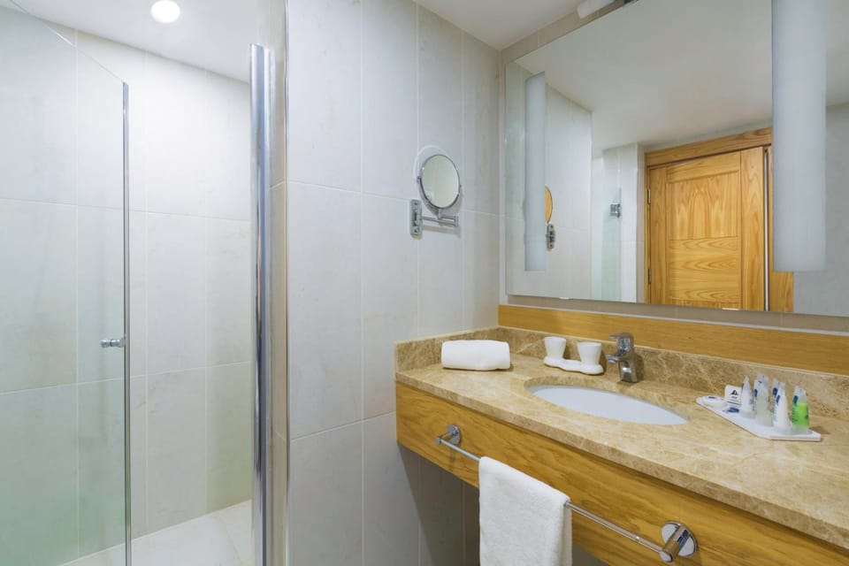 Rainfall showerhead, free toiletries, hair dryer, slippers