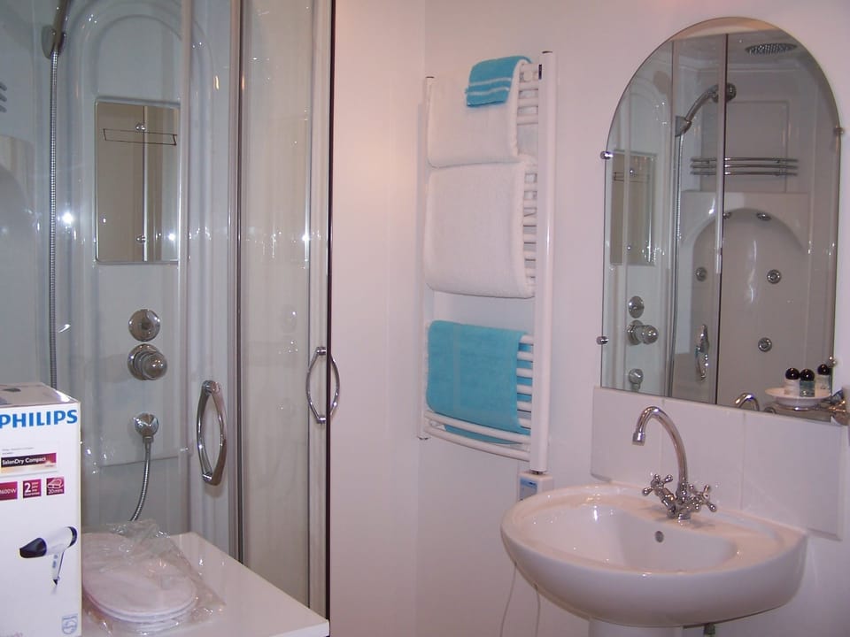 Double Room, 1 Double Bed | Bathroom | Shower, free toiletries, hair dryer, towels