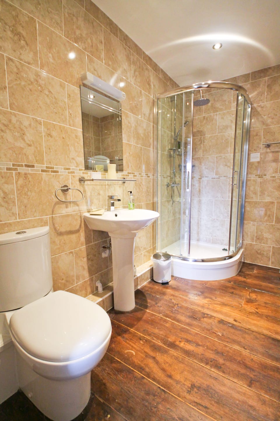 Deluxe King Room (Cedar) | Bathroom | Free toiletries, hair dryer, towels