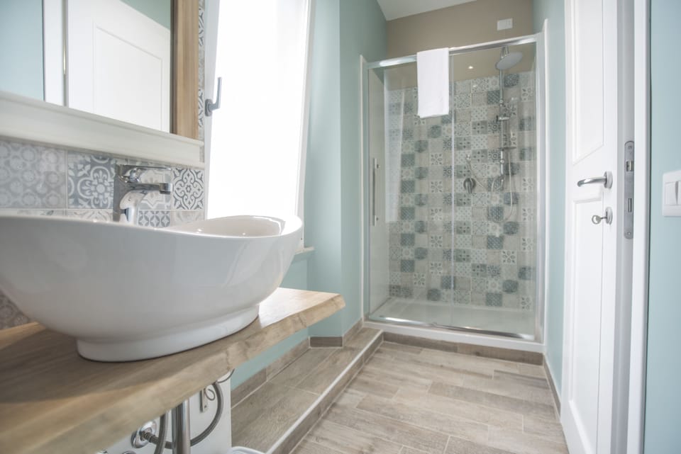 Deluxe Room | Bathroom shower