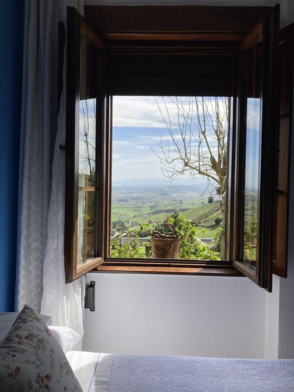 Twin Room | Minibar, desk, blackout drapes, free WiFi