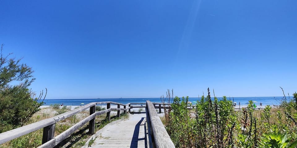 Beach nearby, white sand, beach volleyball, beach bar