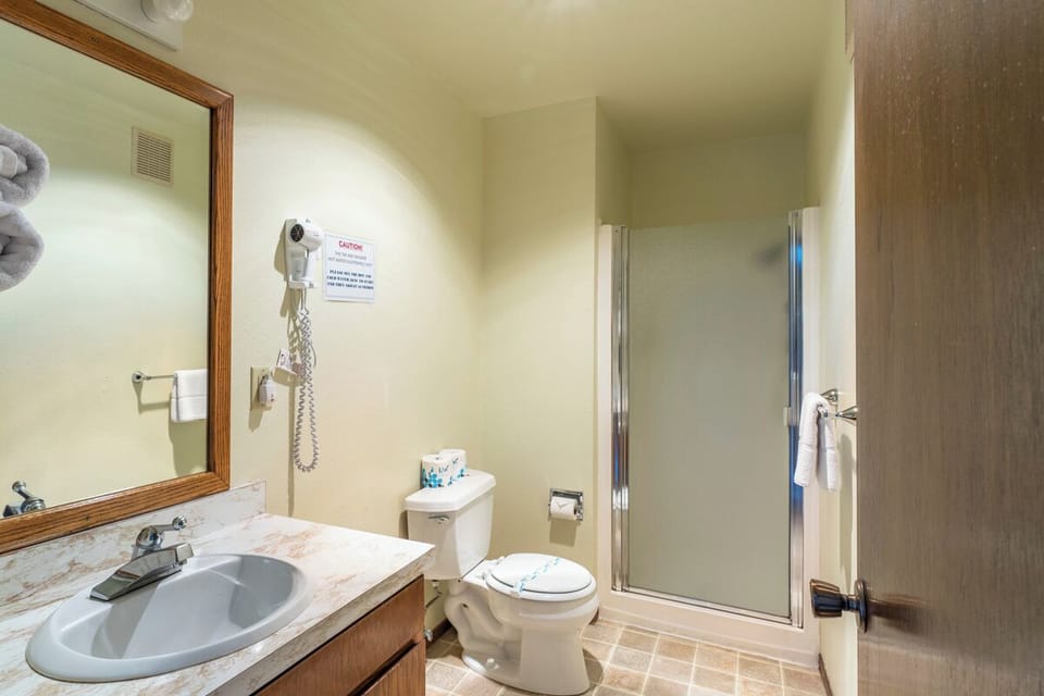 Combined shower/tub