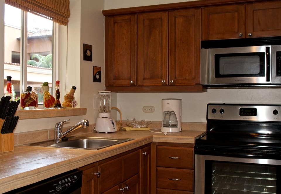 Coffee/tea maker, full-size fridge, microwave, oven