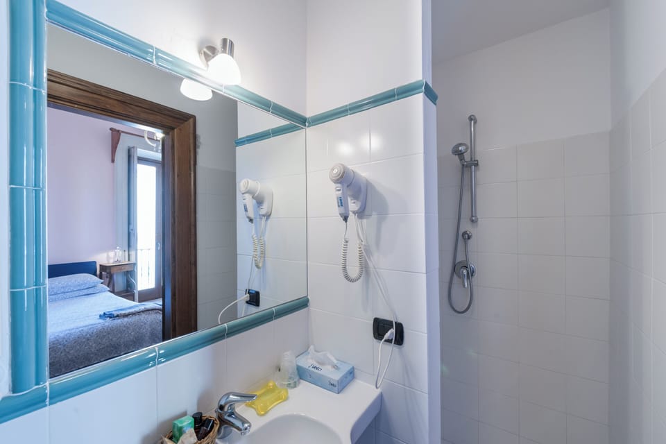 Double Room (Camera Rosa) | Bathroom | Shower, free toiletries, hair dryer, bidet