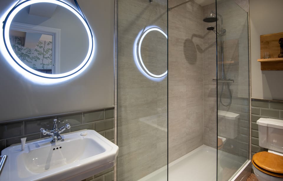 Deluxe Double or Twin Room (Signature Double or Twin Room) | Bathroom | Hair dryer, bathrobes, towels