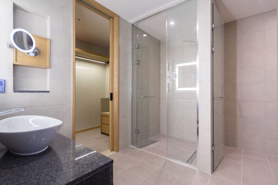 Junior Suite | Bathroom | Hair dryer, bathrobes, slippers, bidet