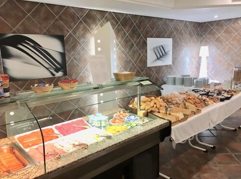 Daily continental breakfast (EUR 10 per person)