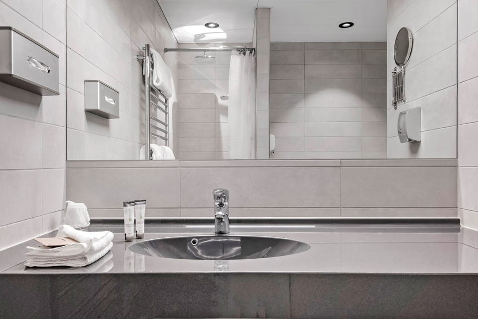 Family Room, 1 Double Bed, Non Smoking | Bathroom | Shower, free toiletries, hair dryer, towels