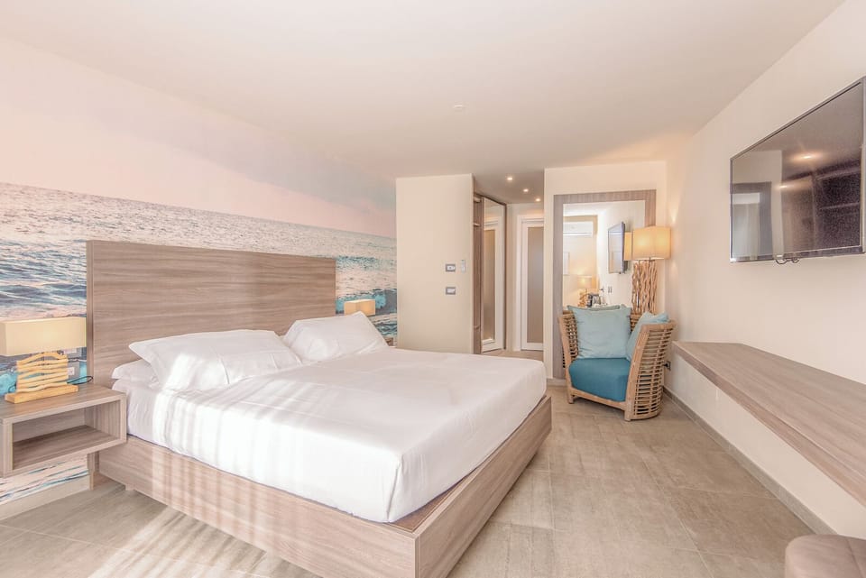 Junior Suite | Minibar, in-room safe, individually decorated, individually furnished
