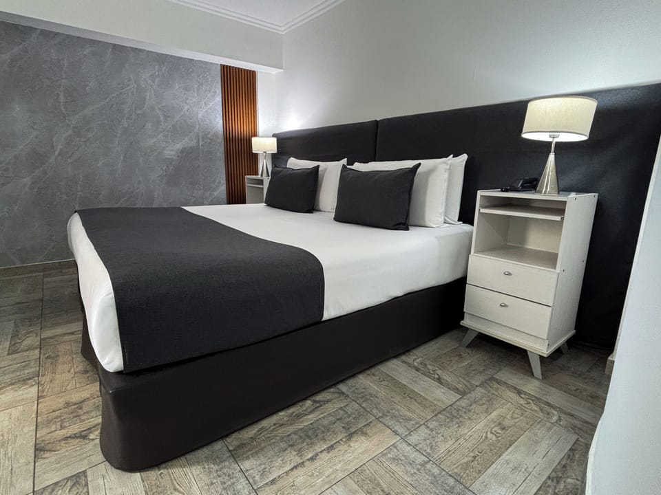 Classic Room | Minibar, in-room safe, desk, soundproofing