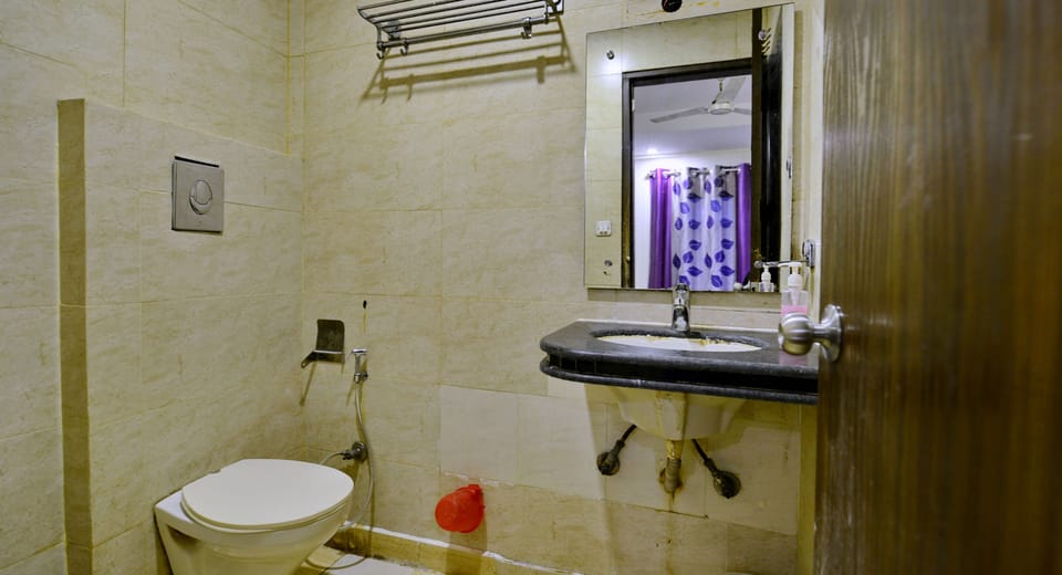 Deluxe Double Room | Bathroom | Shower, free toiletries, towels