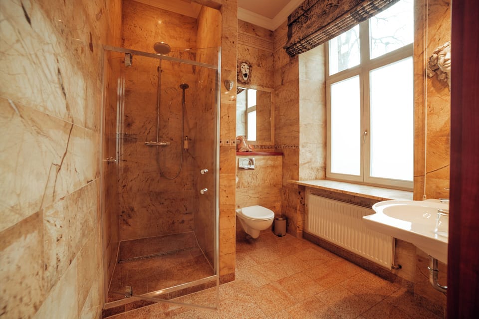 Superior Quadruple Room | Bathroom | Free toiletries, hair dryer, towels