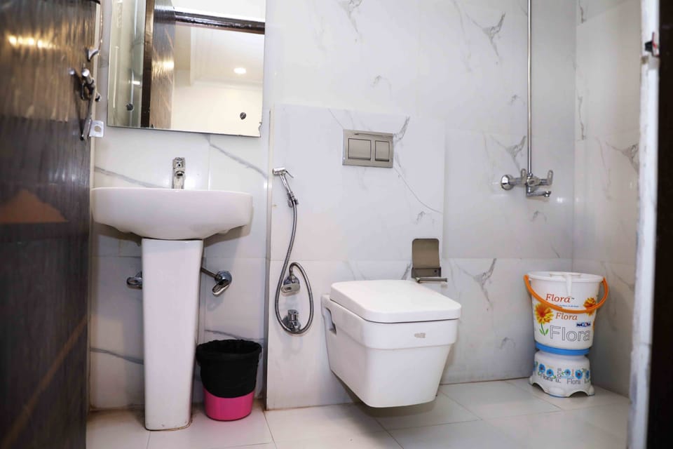 Shower, free toiletries, towels