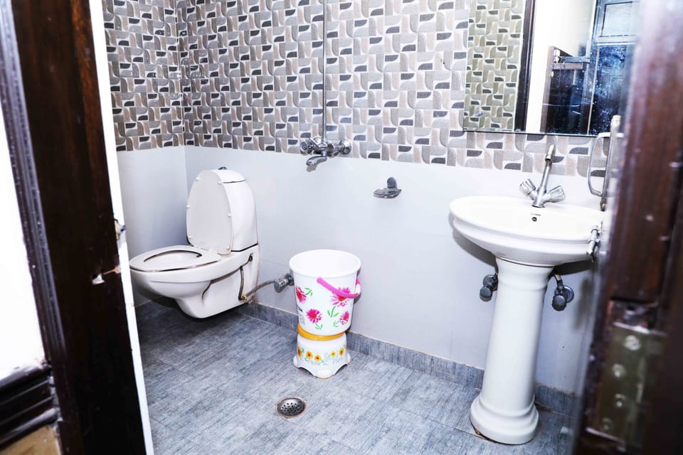 Deluxe Double Room | Bathroom | Shower, free toiletries, towels