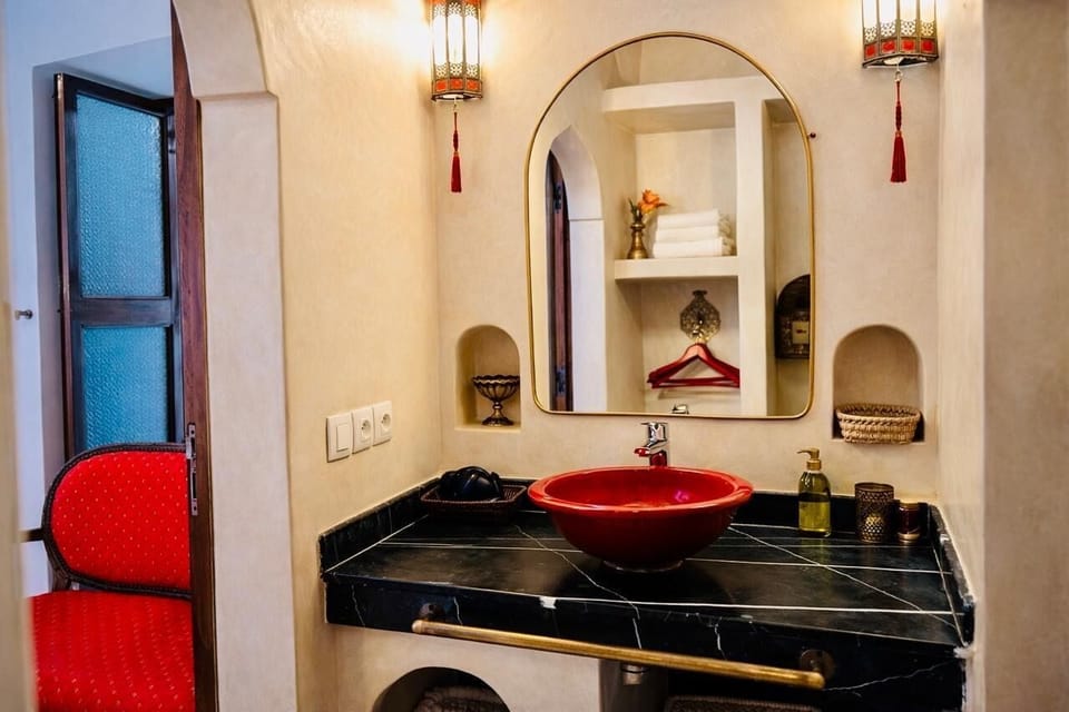 Double Room | Bathroom | Shower, free toiletries, hair dryer, bathrobes