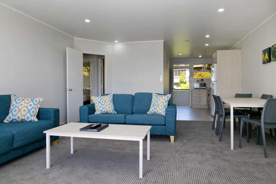 Apartment, 3 Bedrooms, Lake View | Living room | 42-inch Smart TV with digital channels, TV, Netflix
