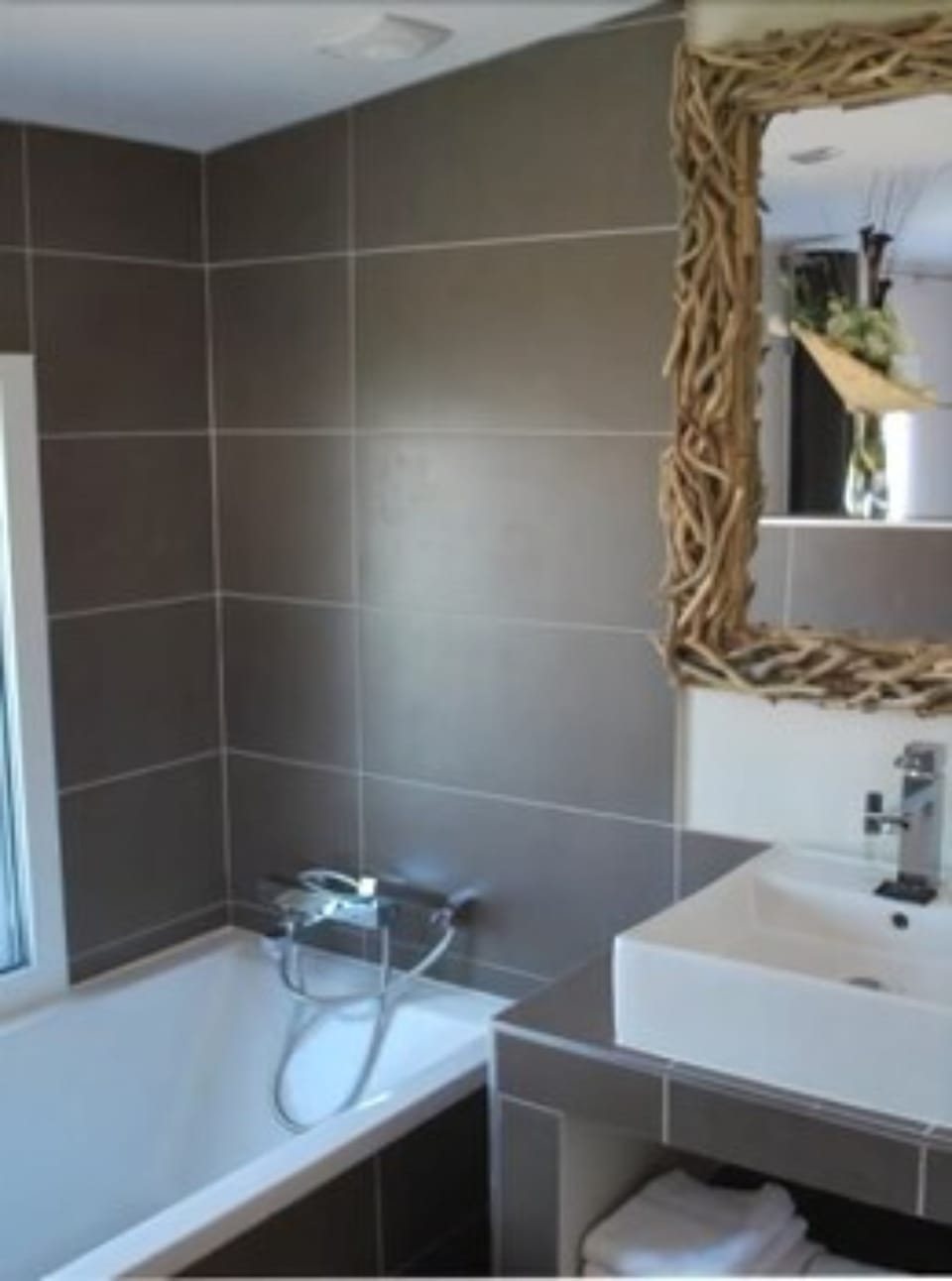 Double Room - Basilic View | Bathroom | Free toiletries, hair dryer, towels