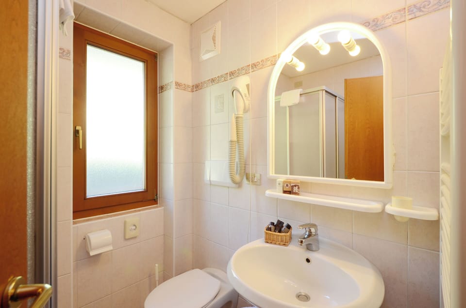 Standard Double Room, 1 Queen Bed, Non Smoking | Bathroom | Free toiletries, hair dryer, slippers, bidet