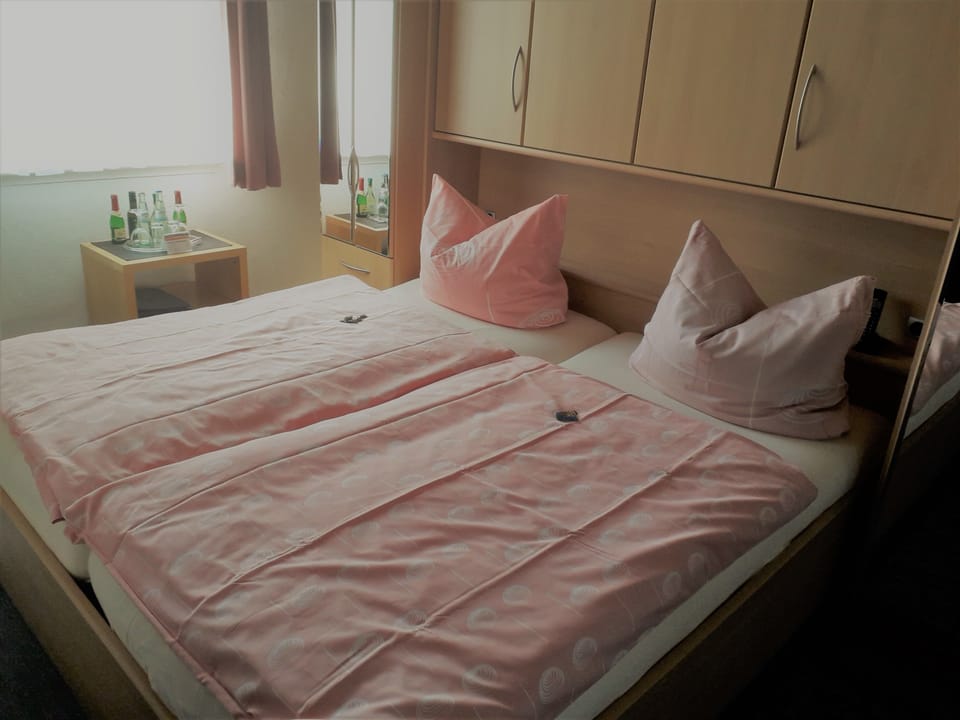 Double Room | Hypo-allergenic bedding, minibar, cribs/infant beds, rollaway beds