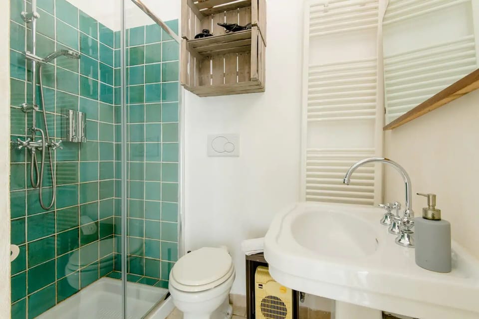 Shower, rainfall showerhead, free toiletries, hair dryer