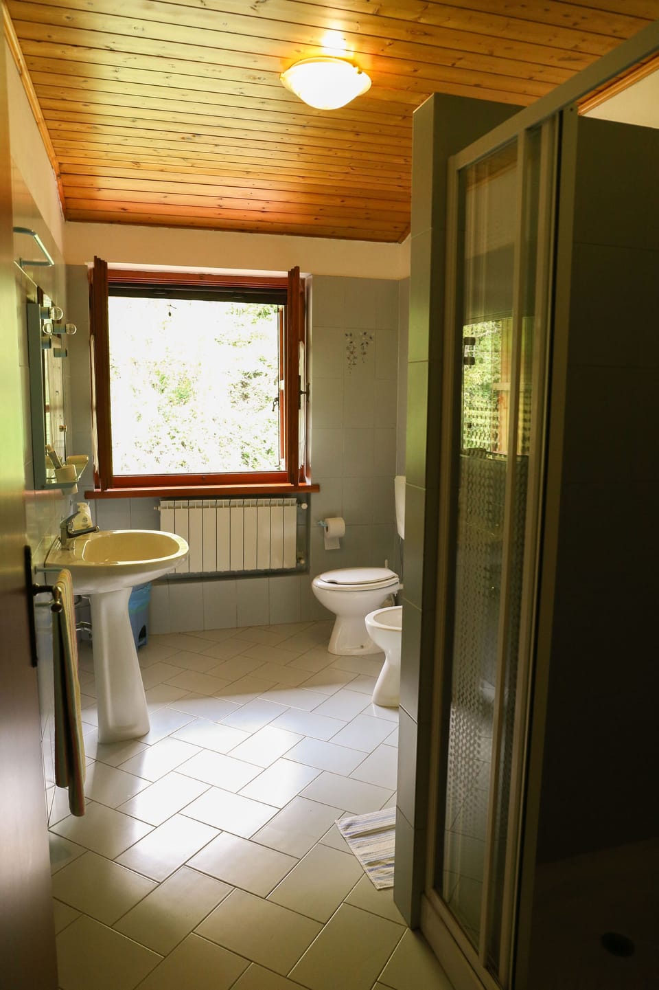 Shower, rainfall showerhead, free toiletries, hair dryer