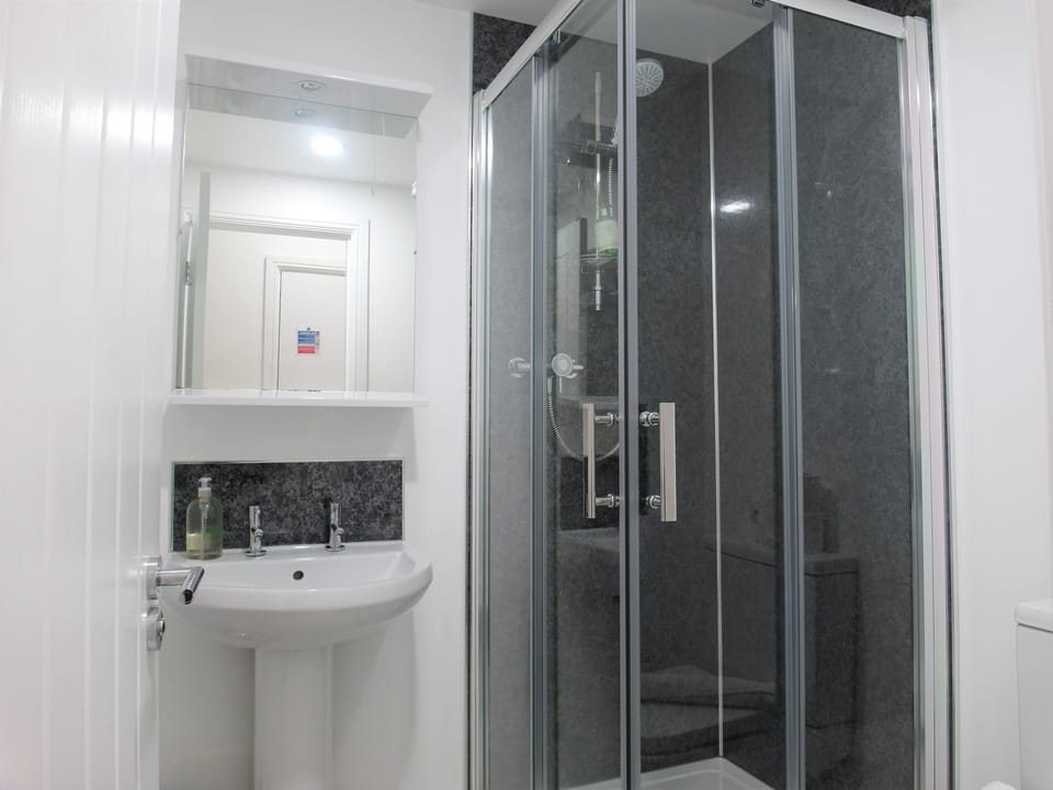 Standard Double or Twin Room | Bathroom | Shower, free toiletries, hair dryer, towels