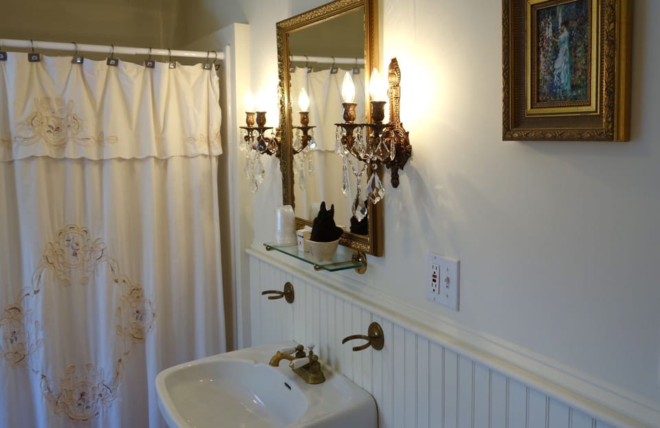 Double Room, Garden View (Teaberry) | Bathroom | Free toiletries, hair dryer, towels