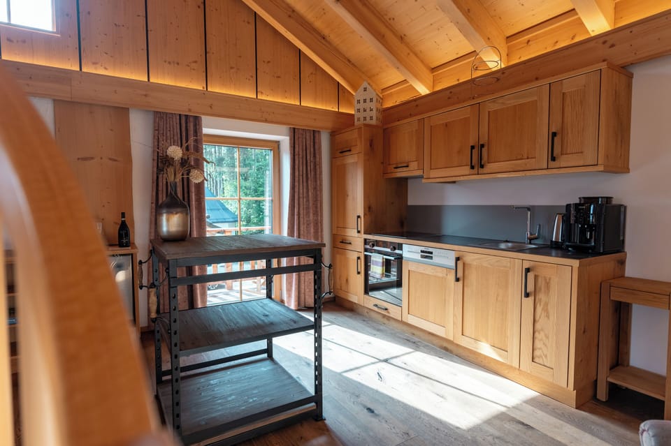 Chalet, 2 Schlafzimmer, Whirlpool, Sauna (Wald-Chalet) | Private kitchen | Full-size fridge, oven, stovetop, dishwasher
