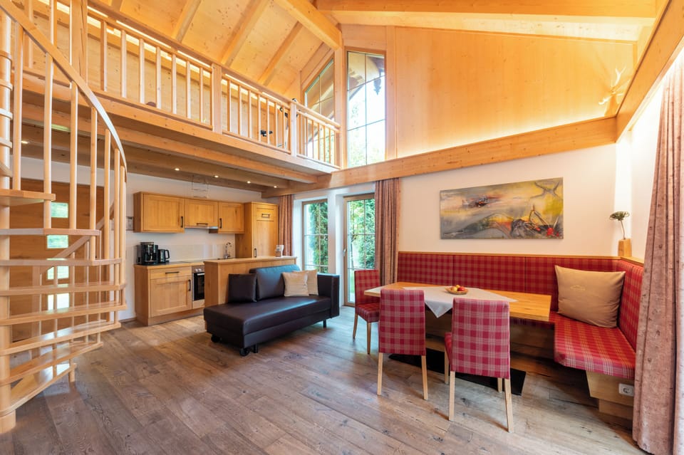 Chalet, 2 Schlafzimmer, Whirlpool, Sauna (Garten-Chalet) | Living room | Flat-screen TV, heated floors