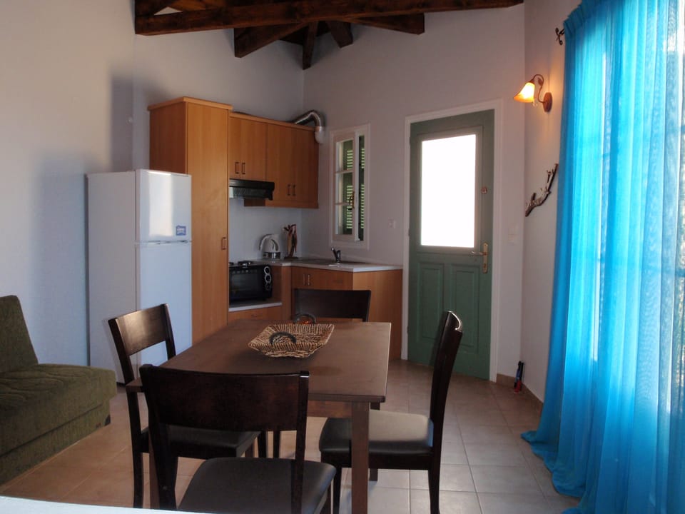 Studio | Private kitchenette | Fridge, oven, stovetop, coffee/tea maker