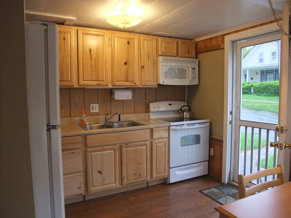 Comfort Suite, 1 Double Bed, Non Smoking | Private kitchen | Full-size fridge, microwave, stovetop, coffee/tea maker