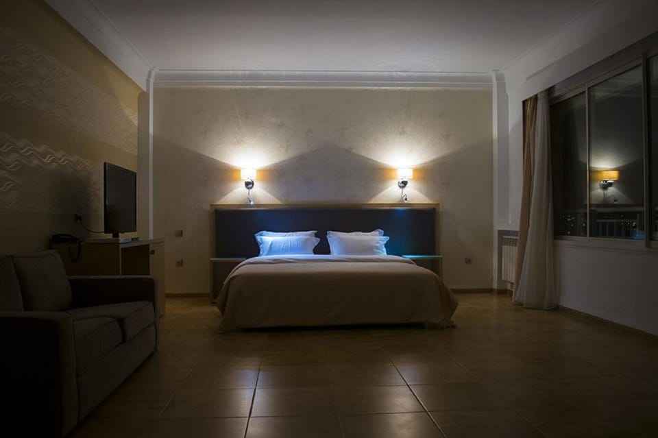 Minibar, WiFi (free)